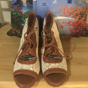 Size 7 Gianni Bini lace peep toe heels